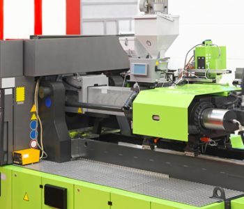 Lo stampaggio a iniezione: vantaggi e utilizzi di uno dei processi di produzione industriale più diffusi
